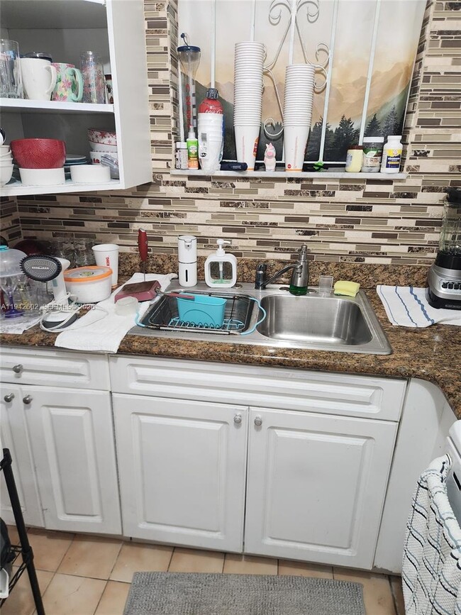 2498 SW 17th Ave, Unit 1 in Miami, FL - Foto de edificio - Building Photo