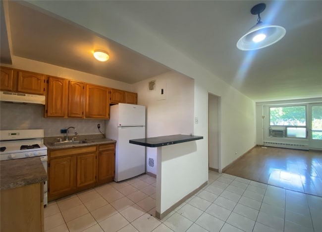 98-05-9863 63rd Rd in Forest Hills, NY - Building Photo - Building Photo