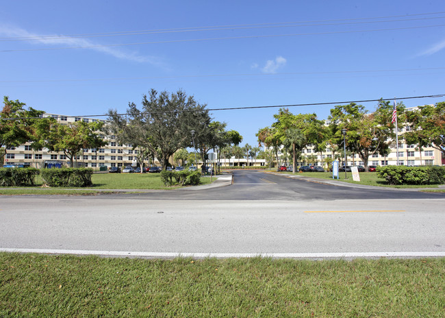 St. Andrews Towers 62+ community in Coral Springs, FL - Building Photo - Building Photo