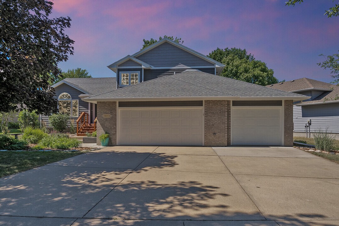 3833 E Dawley Ct in Sioux Falls, SD - Building Photo