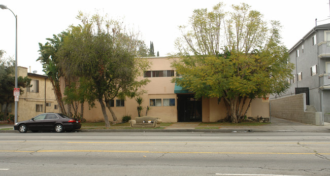 13835 Sherman Way in Van Nuys, CA - Building Photo - Building Photo