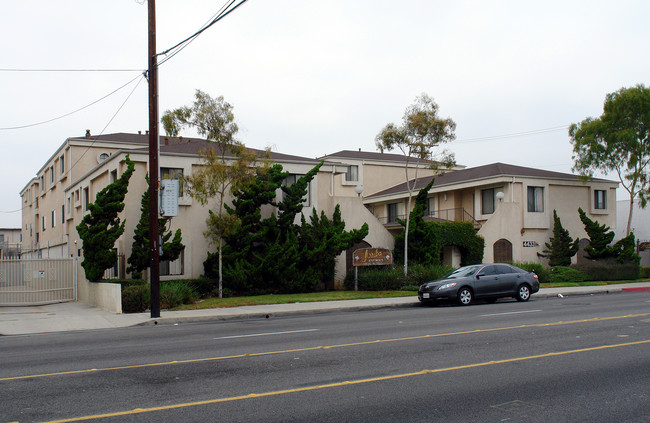 Arriba Apartments in Hawthorne, CA - Building Photo - Building Photo