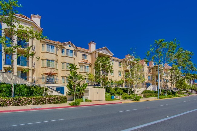 550 Camino De La Reina in San Diego, CA - Building Photo - Building Photo