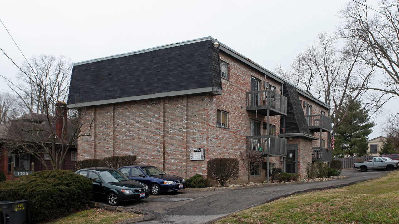 1705 Sutton Rd in Cincinnati, OH - Building Photo