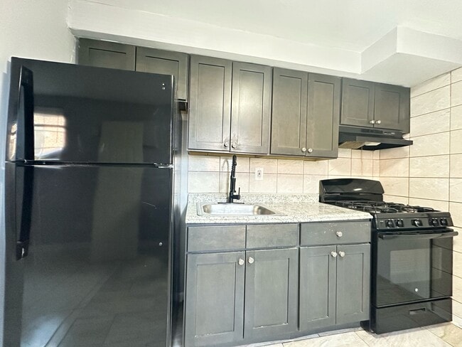 7104 Oxford Ave in Philadelphia, PA - Building Photo - Building Photo