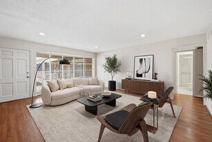 2727 Briarhurst Dr in Houston, TX - Building Photo