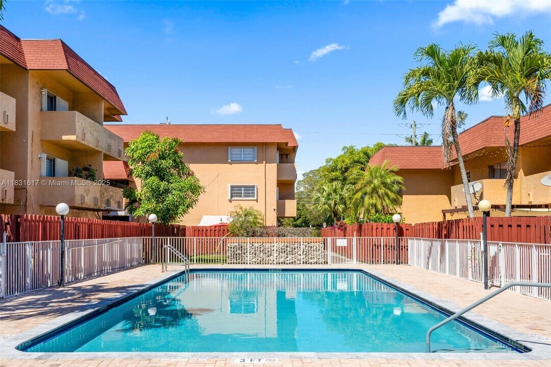 9952 SW 88th St in Miami, FL - Foto de edificio