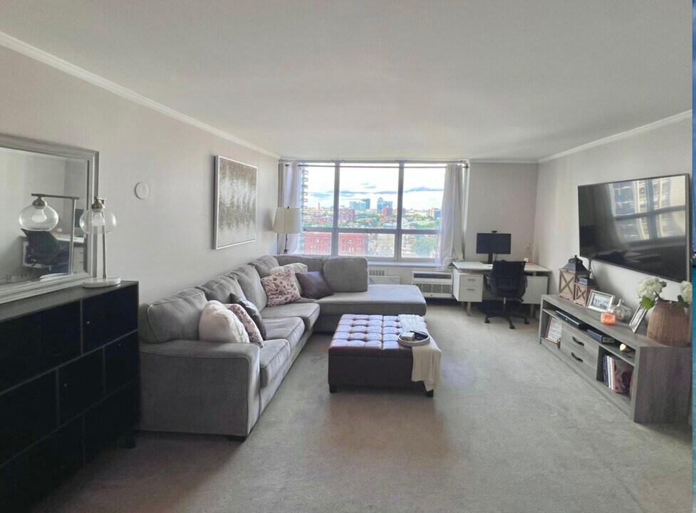 70 W Burton Pl, Unit 1508 in Chicago, IL - Foto de edificio