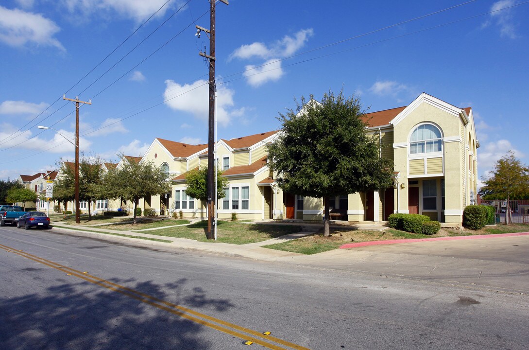 Summit at Benavides Park in San Antonio, TX - Foto de edificio