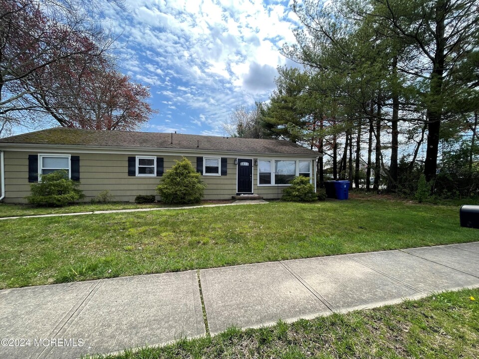 2207 Adams Ave in Toms River, NJ - Building Photo