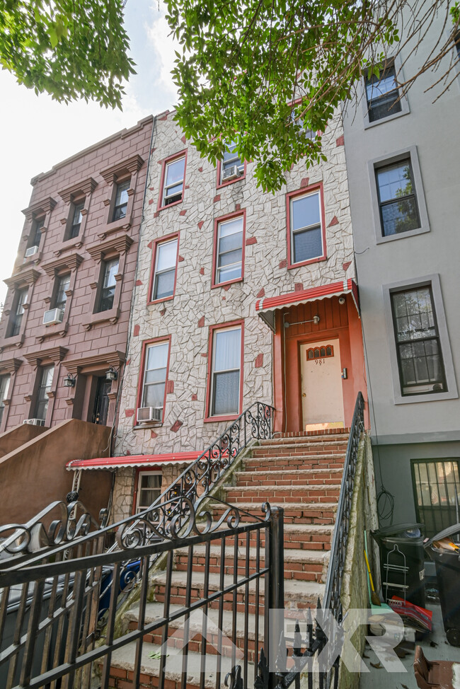 981 Hancock St, Unit 3