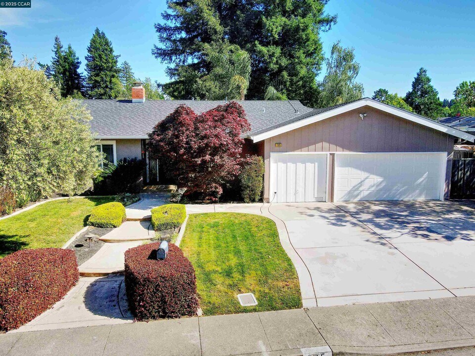 135 St Patricks Dr in Danville, CA - Building Photo