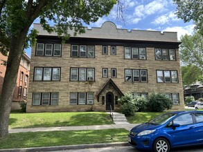 2706 N Frederick Ave in Milwaukee, WI - Foto de edificio - Primary Photo