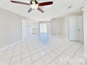 5513 3rd Avenue Plaza W in Bradenton, FL - Foto de edificio - Building Photo