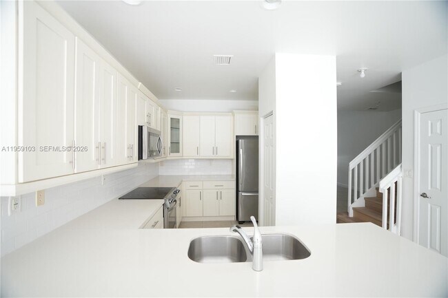 10464 NW 61 Ln. in Doral, FL - Building Photo - Building Photo