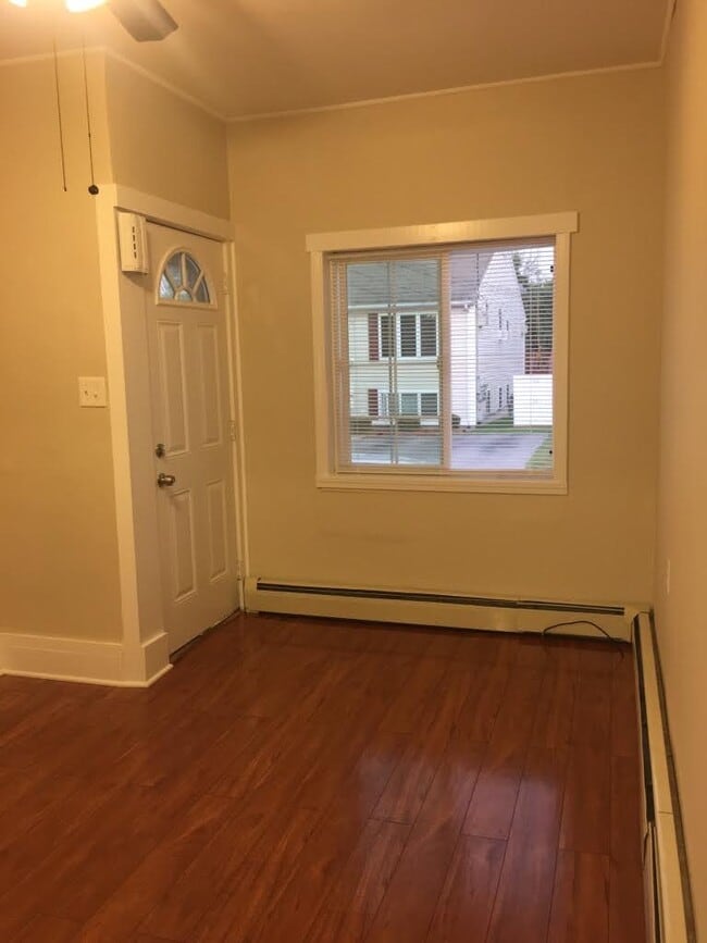 40 Lafayette St, Unit 1st floor in Johnston, RI - Foto de edificio - Building Photo