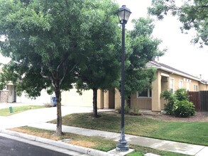 1146 Oatgrass Way in Los Banos, CA - Building Photo - Building Photo