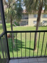 357 Lakeview Dr, Unit 201 in Weston, FL - Building Photo - Building Photo