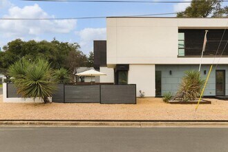 900 W Live Oak St in Austin, TX - Building Photo - Building Photo
