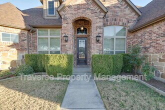10280 Mustang Downs Dr in Fort Worth, TX - Foto de edificio - Building Photo