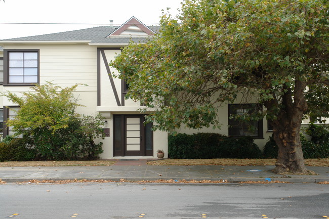 1460 Magnolia Ave in Millbrae, CA - Building Photo - Building Photo