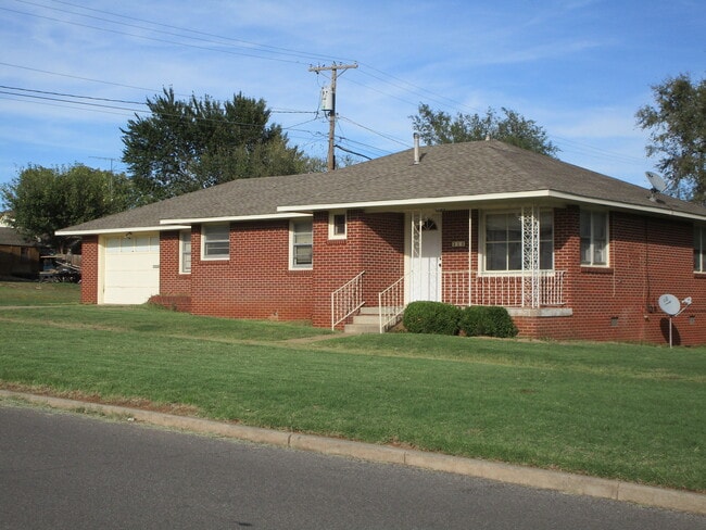 314 N Broadway St in Weatherford, OK - Building Photo - Building Photo