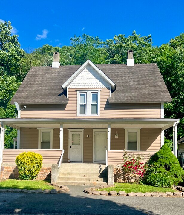 8 Park Ave in Suffern, NY - Building Photo