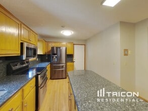 3262 Black Oak Dr in Eagan, MN - Building Photo - Building Photo