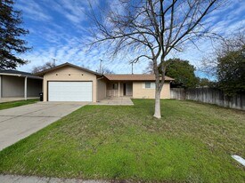 5233 Calistoga Way in Sacramento, CA - Building Photo