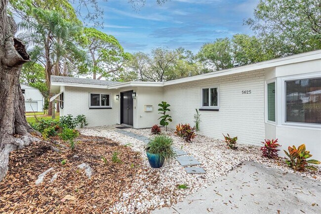 5625 Atlantic Ave N in St. Petersburg, FL - Building Photo - Building Photo