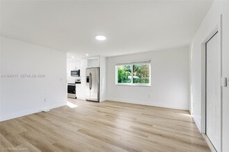 2820 NW 95th St in Miami, FL - Building Photo - Building Photo