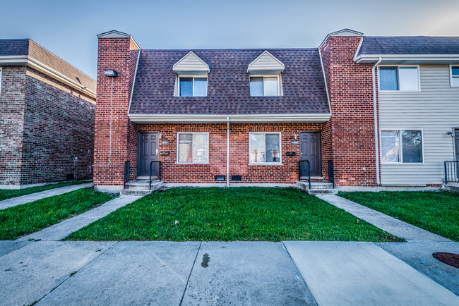 Lakes Apartments in Chicago, IL - Building Photo - Building Photo