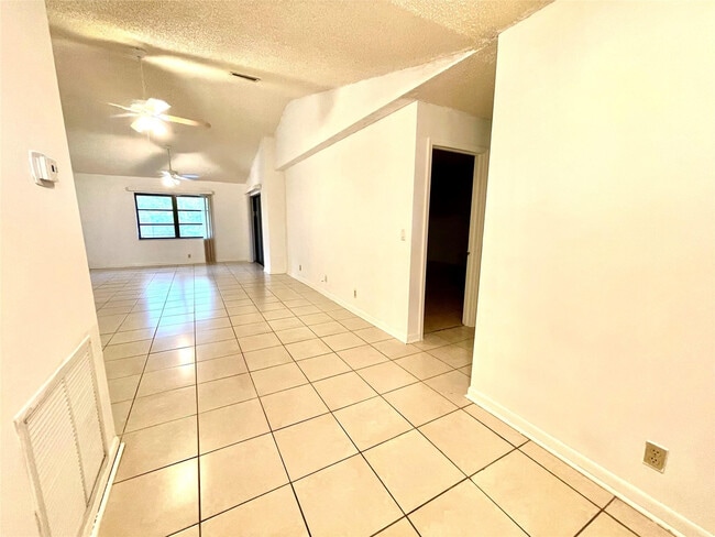 9133 NW 48th St in Sunrise, FL - Building Photo - Building Photo