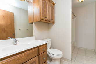 16160 Rolling Meadows Dr in Lindale, TX - Foto de edificio - Building Photo