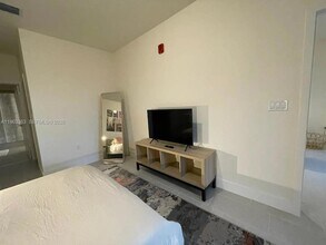 8167 NW 41st St, Unit 402 in Doral, FL - Foto de edificio - Building Photo