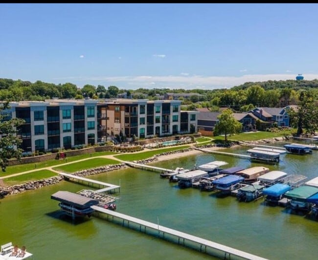 5600 Lake Edge Rd, Unit Waubesa shores in McFarland, WI - Foto de edificio - Building Photo