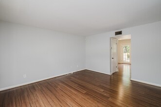 2645 Southbury Cir in Vestavia Hills, AL - Foto de edificio - Building Photo