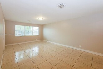 305 SW 9th Terrace in Hallandale Beach, FL - Building Photo - Building Photo