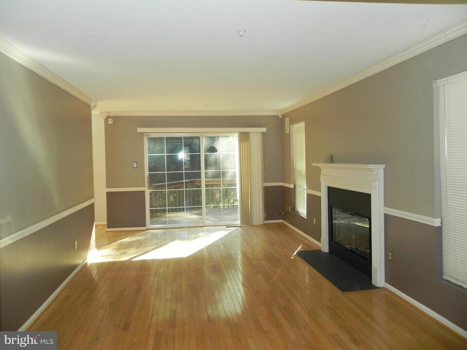 33 Hampton Ct in Norristown, PA - Building Photo