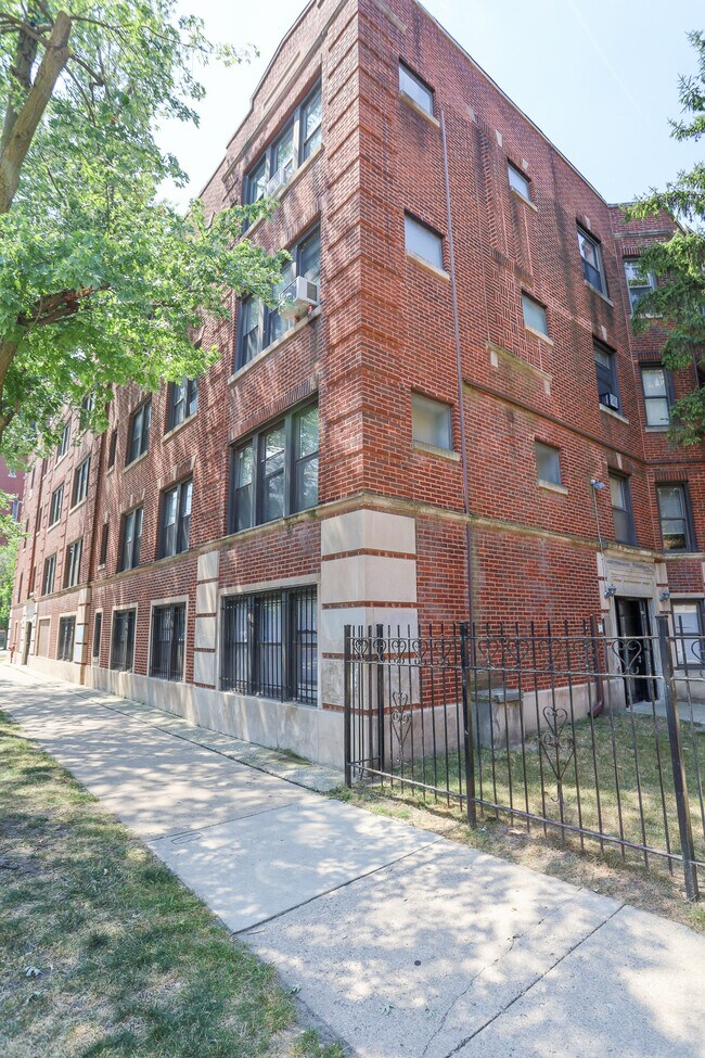 property at 7006 N Paulina St