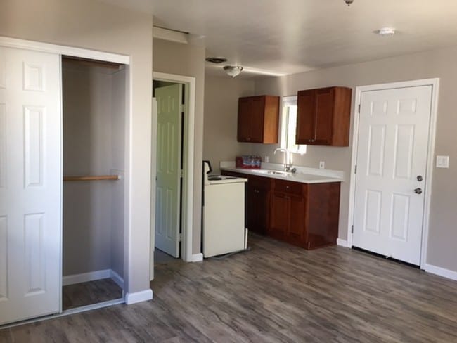 110 3rd St, Unit B in Roseville, CA - Foto de edificio - Building Photo