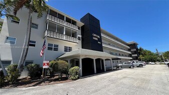 941 Crystal Lake Dr, Unit 208 in Pompano Beach, FL - Building Photo