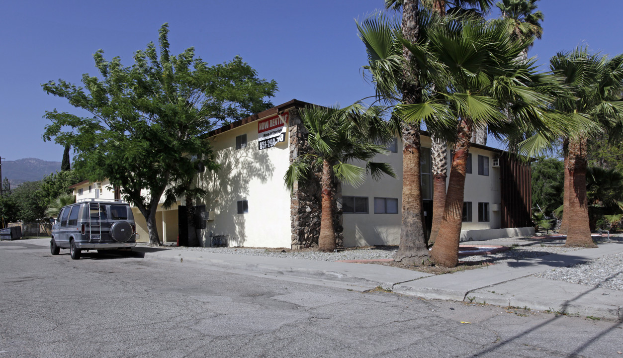 25400 Pumalo St in San Bernardino, CA - Foto de edificio