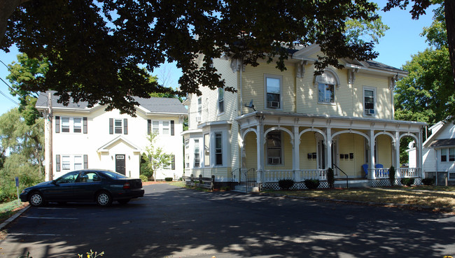 21 Pond St in Weymouth, MA - Foto de edificio - Building Photo