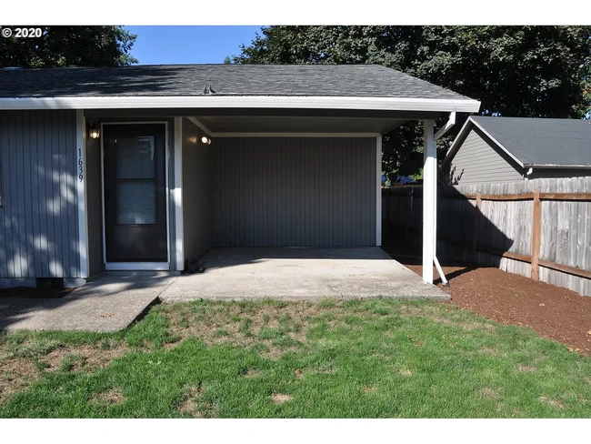 1639 22nd Pl, Unit B in Forest Grove, OR - Foto de edificio - Building Photo
