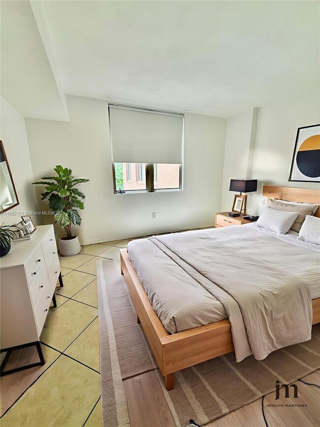2630 SW 28th St, Unit 16 in Miami, FL - Building Photo - Building Photo