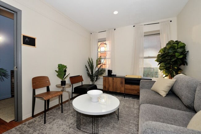 348 W 38th St in New York, NY - Building Photo - Building Photo