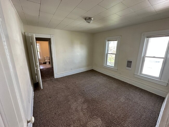 408 W Main St in Grove City, PA - Foto de edificio - Building Photo