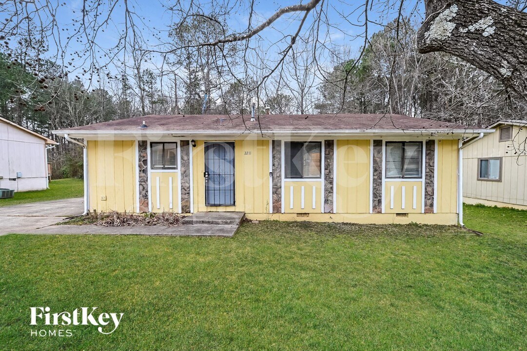 2211 Cherokee Valley Cir in Lithonia, GA - Building Photo