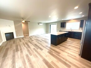 849 Crystal Ct in Roseburg, OR - Building Photo - Building Photo